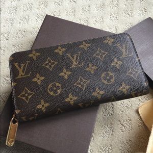 Louis Vuitton zippy monogram wallet